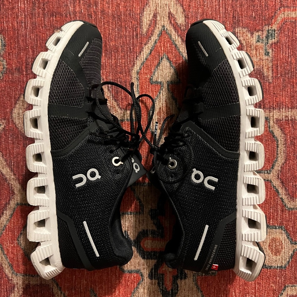Women’s On Cloud shoes black and white